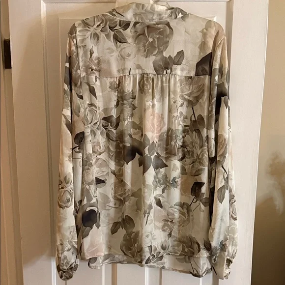 Torrid Green Floral Tie-Neck Blouse - Picture 5 of 5